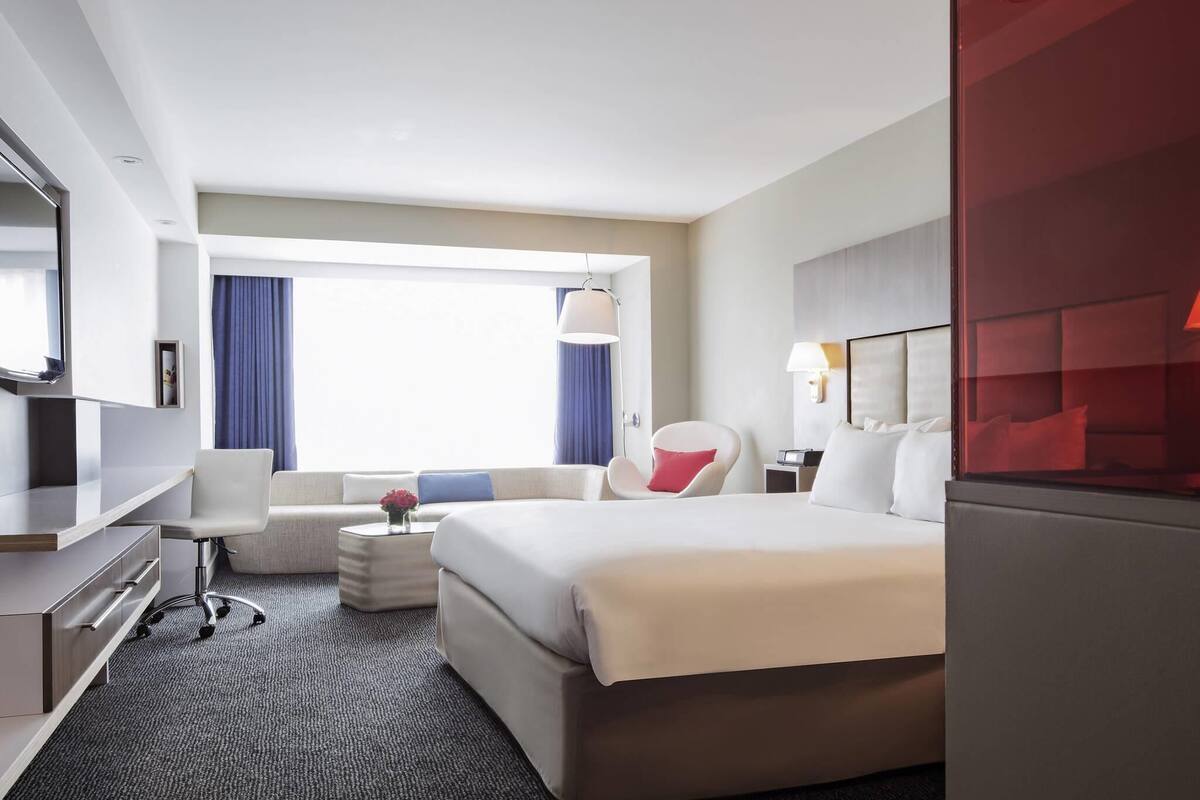 executive room, 1 king bed | premium bedding, minibar, in-room safe, desk