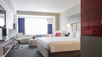 Quarto executivo, 1 cama King | Roupas de cama premium, frigobar, cofres nos quartos, escrivaninha