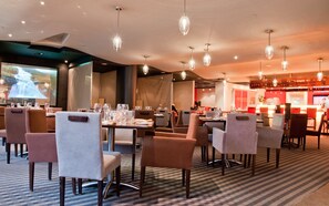 Café da manhã com buffet diário (CAD 35.75 por pessoa) 