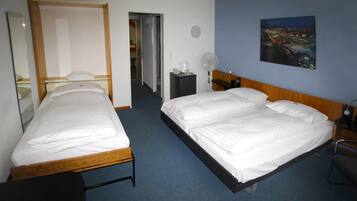 Bộ đồ giường kháng dị ứng, minibar, két bảo mật tại phòng