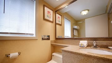 Ensemble douche/baignoire, articles de toilette gratuits, sĂšche-cheveux