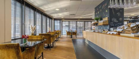 Desayuno buffet diario (EUR 25.00 por persona)