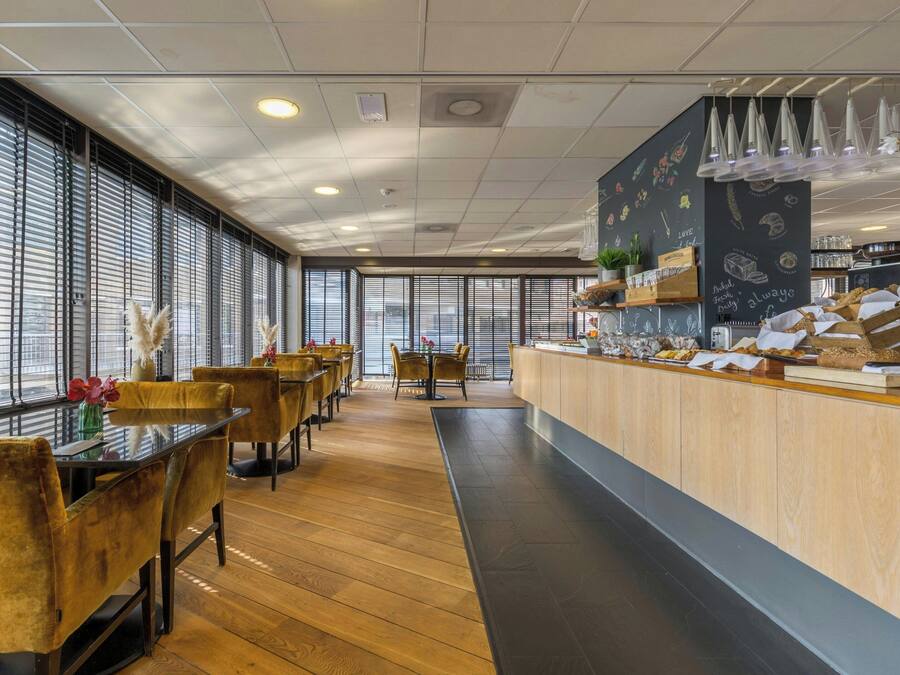 Sarapan prasmanan setiap hari (EUR 25.00 per orang)