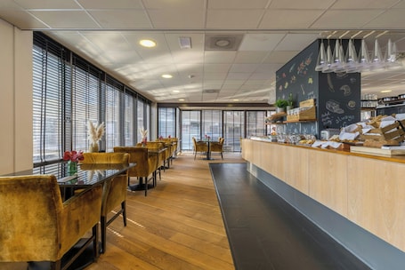 Se ofrece un desayuno bufé todos los días (por un coste adicional). Leonardo Hotel Lelystad City Center