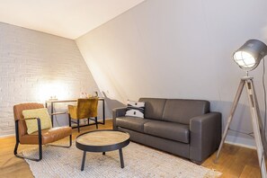 Hypo-allergenic bedding, in-room safe, desk, laptop workspace