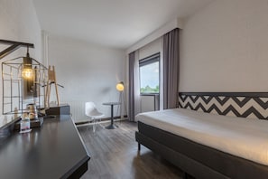 Single Room, 1 Large Twin Bed | Hypo-allergenic bedding, in-room safe, desk, laptop workspace