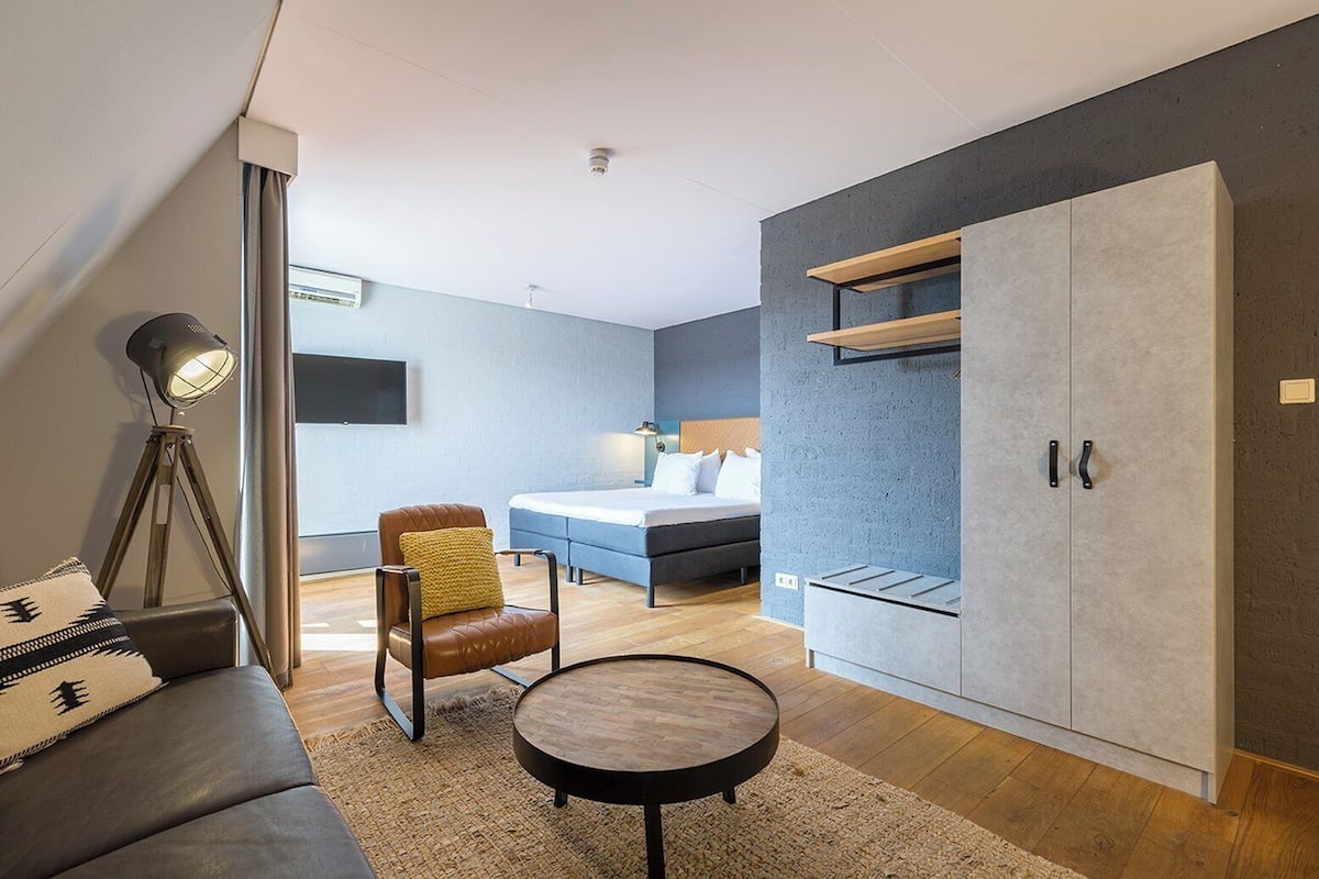 Suite, 2 Twin Beds | Hypo-allergenic bedding, in-room safe, desk, laptop workspace