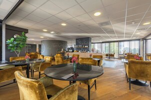 Desayuno buffet diario (EUR 25.00 por persona)