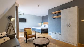 Allergivenligt sengetøj, pengeskab på værelset, skrivebord