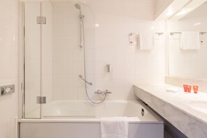 Bathroom - Leonardo Hotel Lelystad City Center (Lelystad)