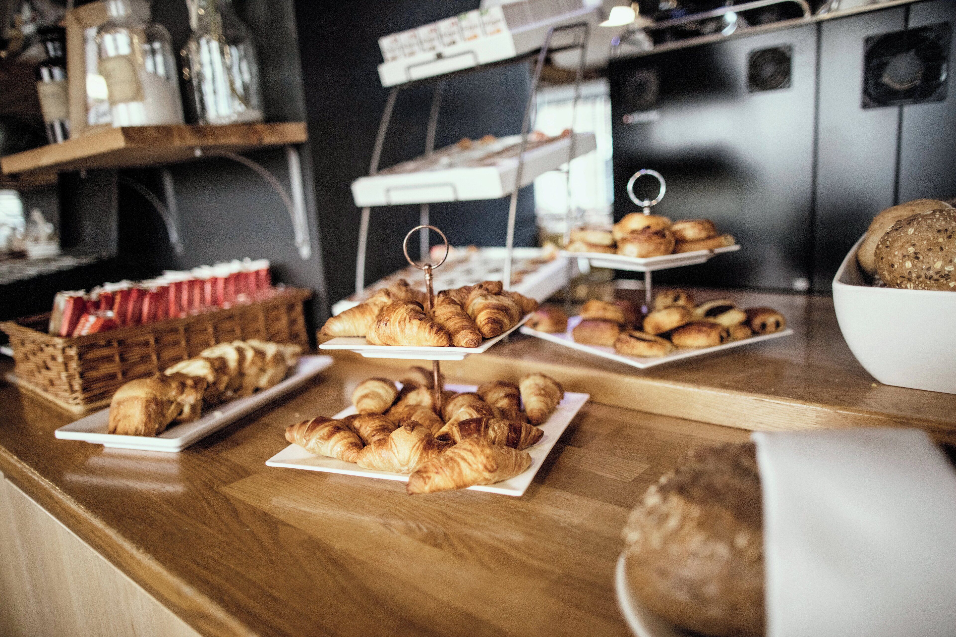 每日供应自助式早餐（每人 EUR 25.00）