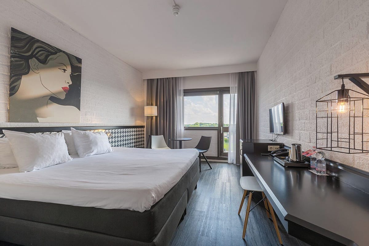 Twin Room, 2 Twin Beds | Hypo-allergenic bedding, in-room safe, desk, laptop workspace
