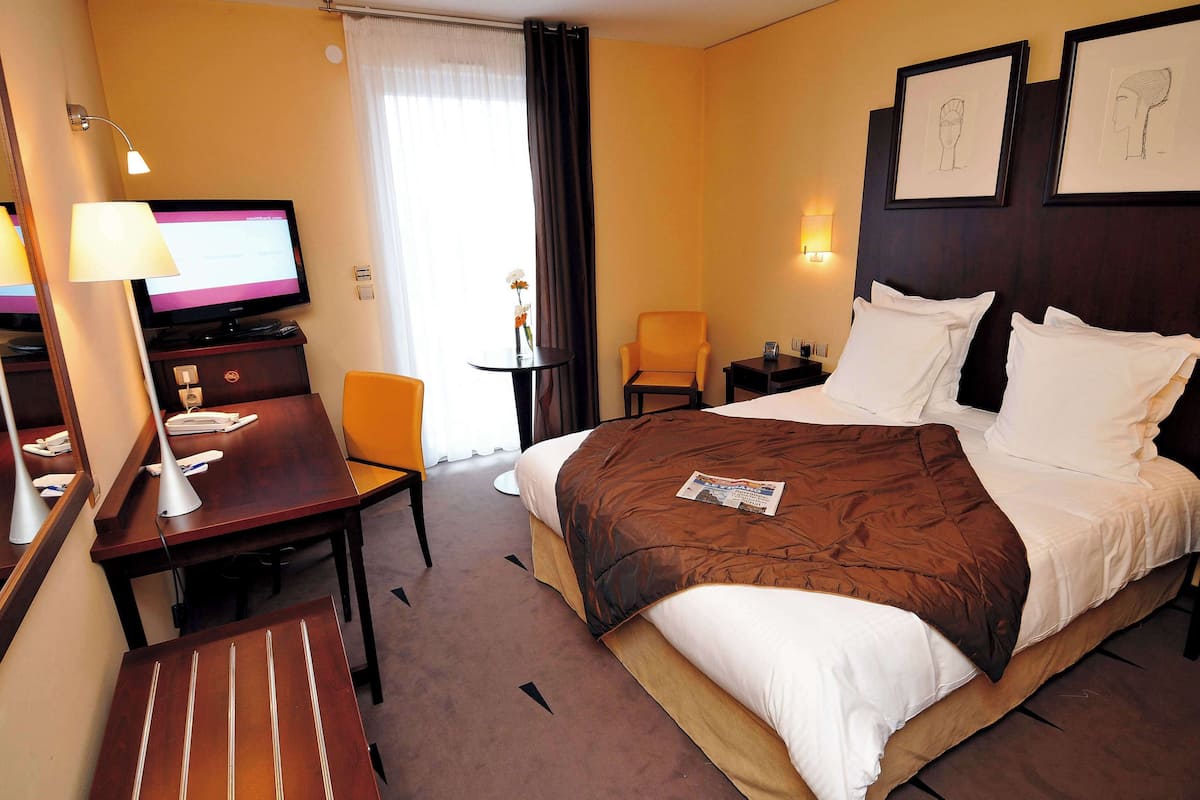 Classic Room, 1 Double Bed, Non Smoking | Minibar, in-room safe, desk, blackout curtains