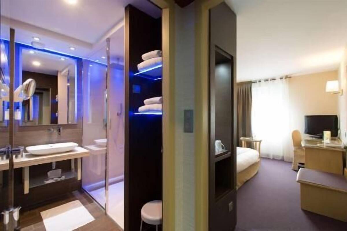 Minibar, caja de seguridad en la habitación y escritorio