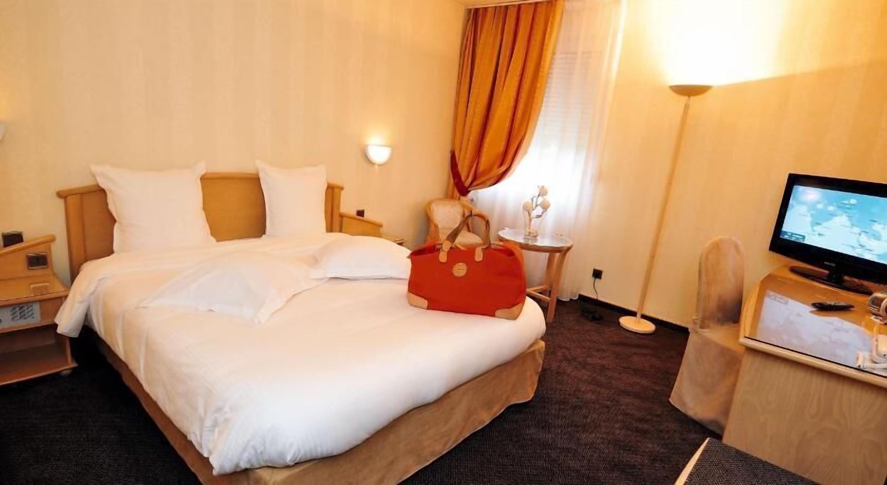 Een minibar, een kluis op de kamer, een bureau, verduisterende gordijnen