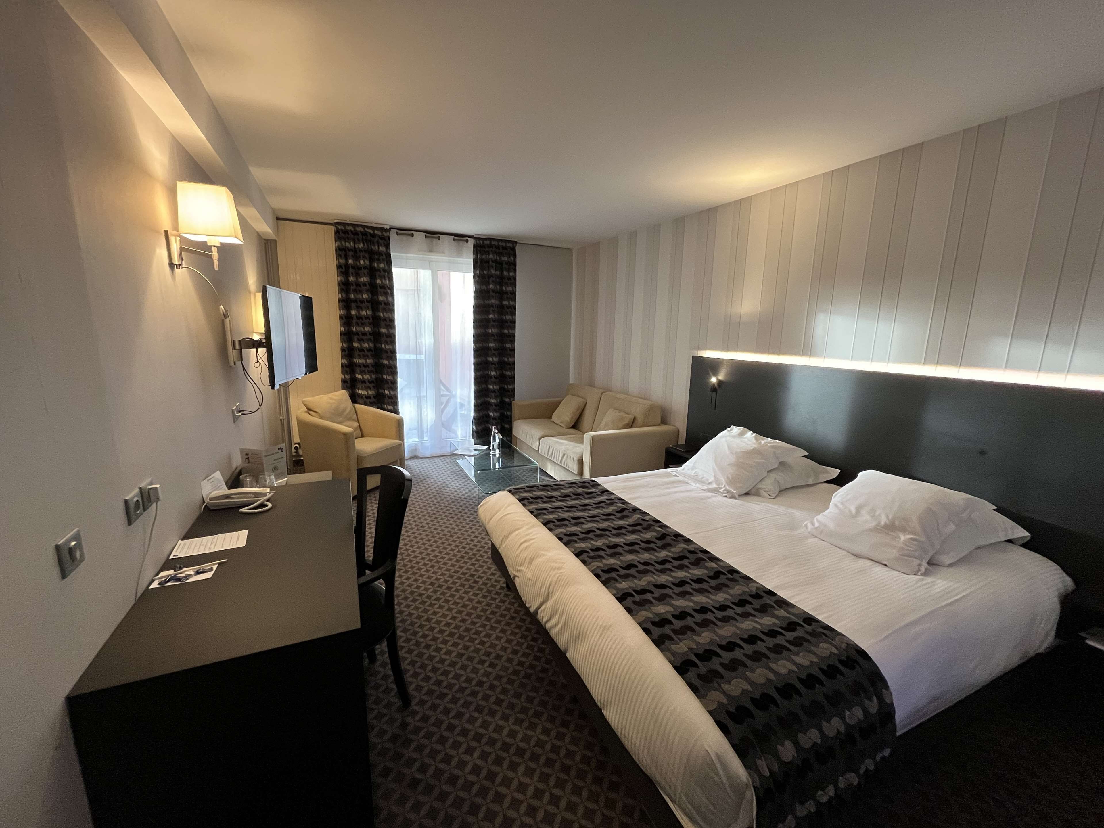 junior suite, 1 king bed, non smoking | minibar, in-room safe, desk, blackout curtains