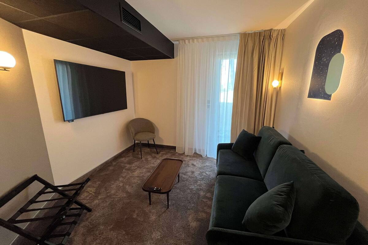 suite, 1 king bed, non smoking | minibar, in-room safe, desk, blackout curtains