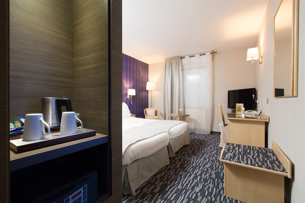 superior room, 2 single beds, non smoking | minibar, in-room safe, desk, blackout curtains