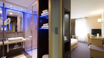 Minibar, coffres-forts dans les chambres, bureau, rideaux occultants
