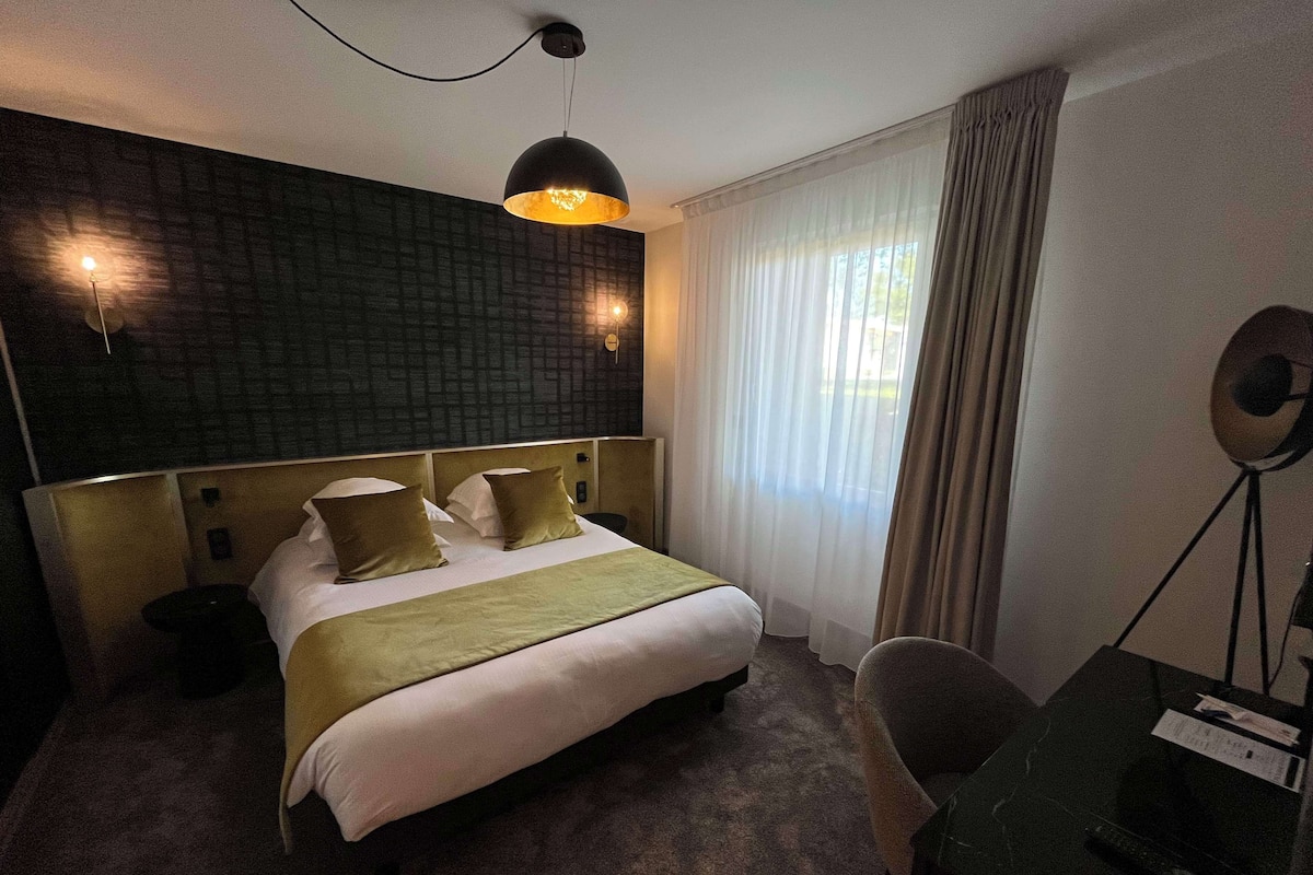 Suite, 1 King Bed, Non Smoking | Minibar, in-room safe, desk, blackout curtains