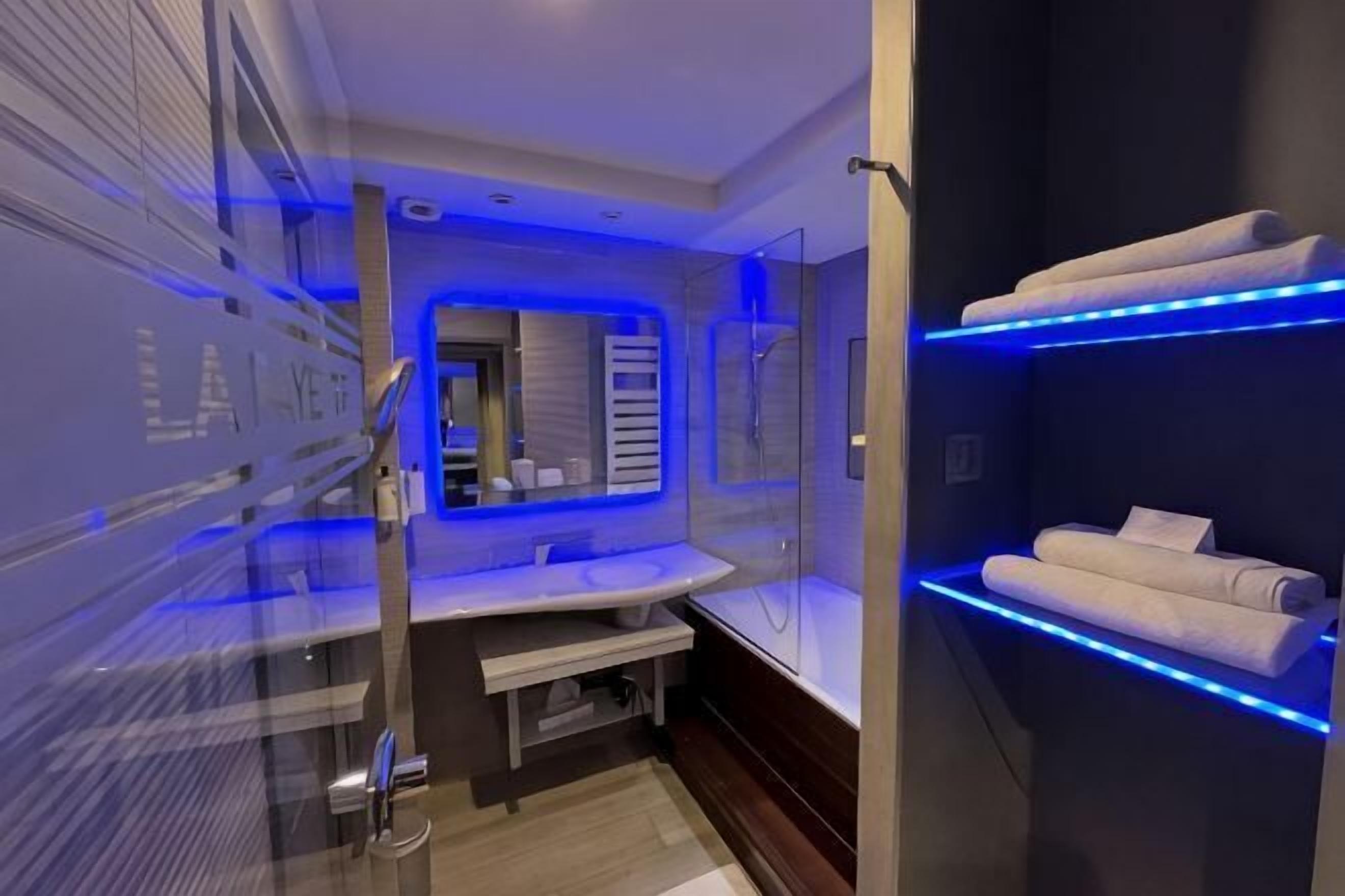 Baño | Artículos de higiene personal gratuitos, secador de pelo y albornoces