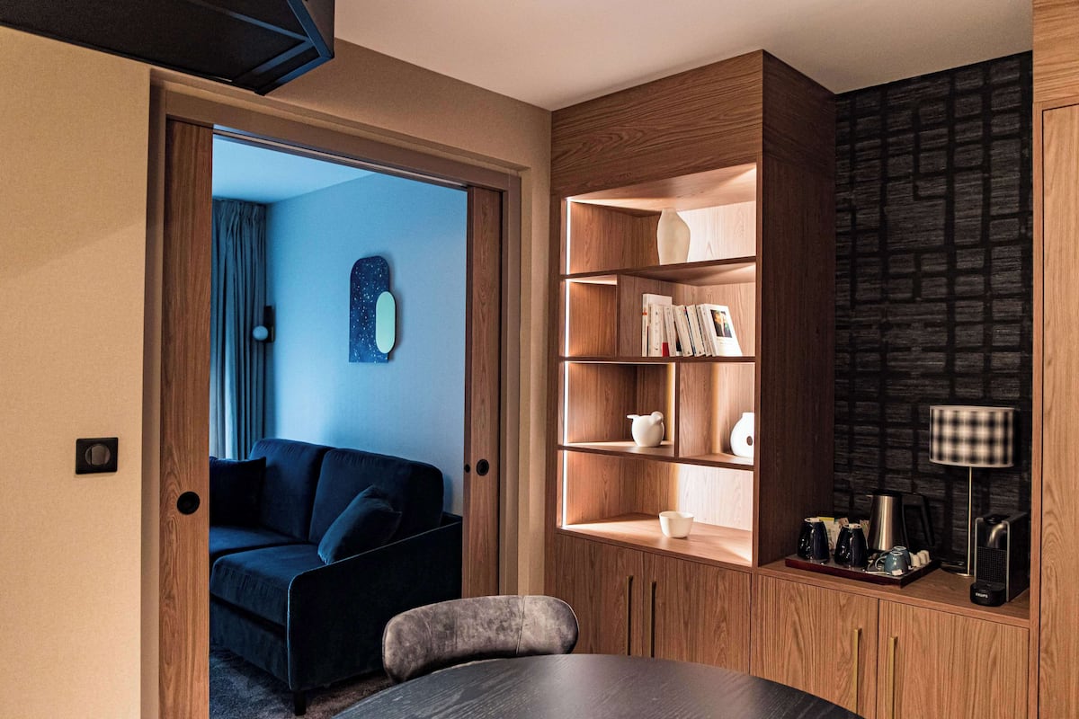 suite, 1 king bed, non smoking | minibar, in-room safe, desk, blackout curtains