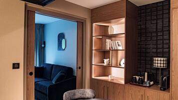 Suite, 1 très grand lit, non-fumeurs | Minibar, coffres-forts dans les chambres, bureau, rideaux occultants