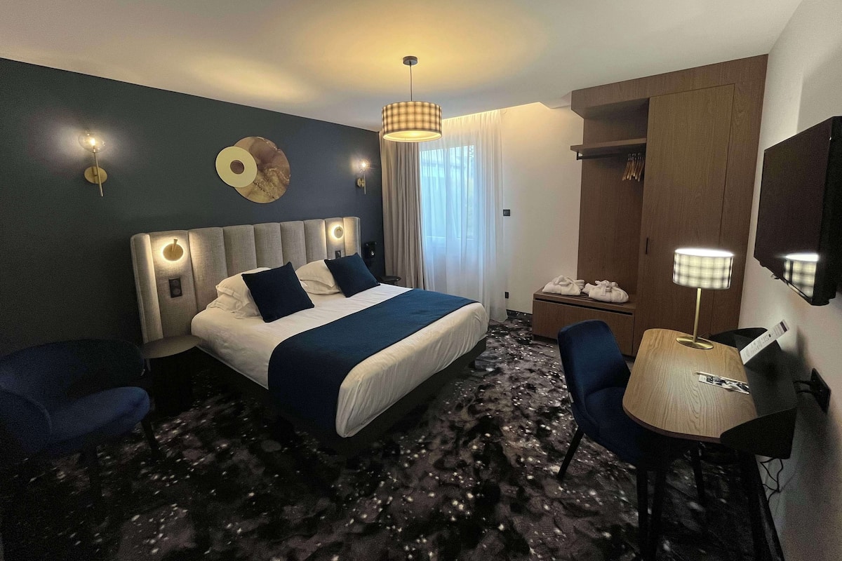 Deluxe Room, 1 Queen Bed, Non Smoking | Minibar, in-room safe, desk, blackout curtains