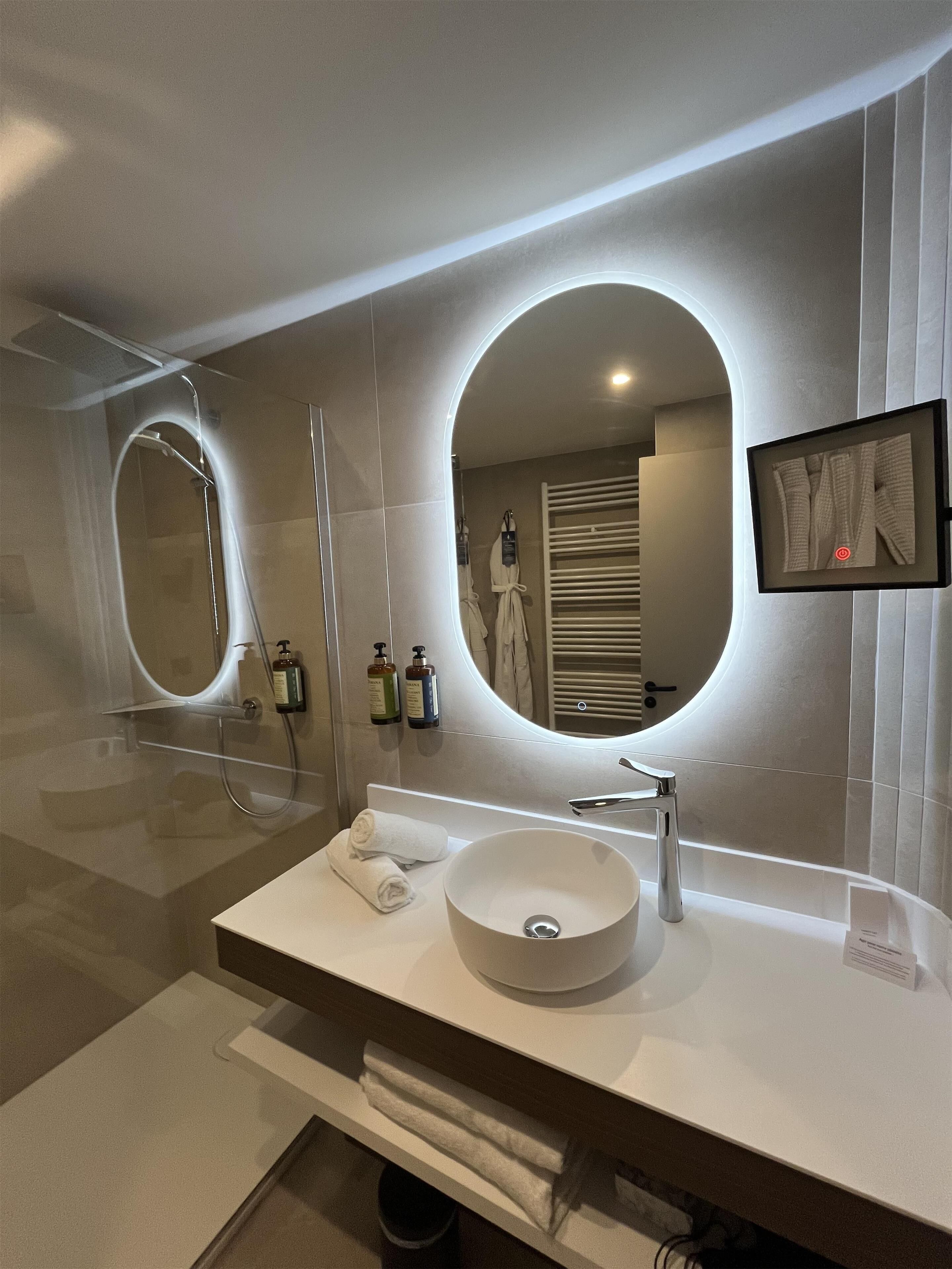 Deluxe Room, 1 Queen Bed, Non Smoking | Minibar, in-room safe, desk, blackout curtains