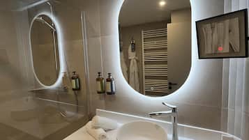 Deluxe Room, 1 Queen Bed, Non Smoking | Minibar, in-room safe, desk, blackout curtains