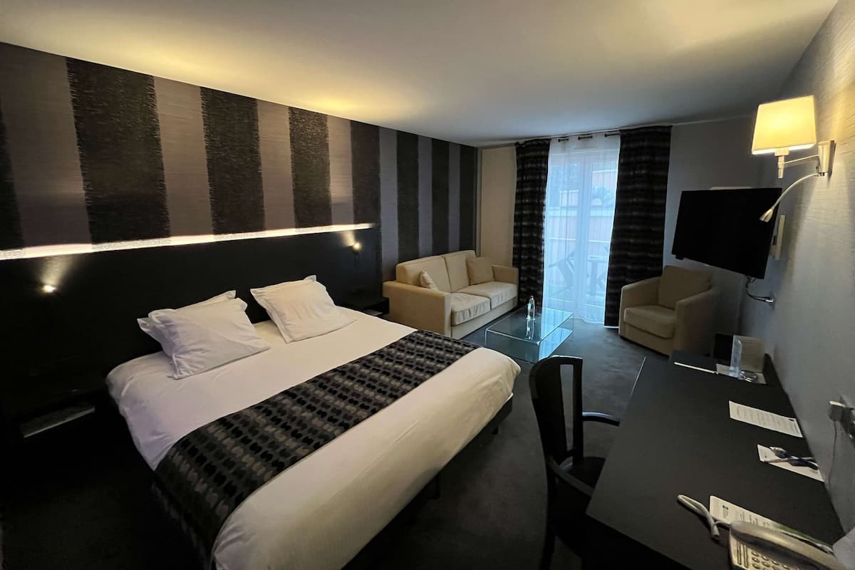 Junior Suite, 1 King Bed, Non Smoking | Minibar, in-room safe, desk, blackout curtains