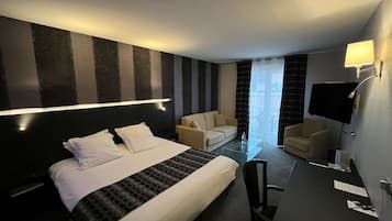 Junior Suite, 1 King Bed, Non Smoking | Minibar, in-room safe, desk, blackout curtains