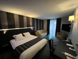 Suite junior, 1 cama de matrimonio grande, no fumadores | Minibar, caja fuerte, escritorio y cortinas opacas