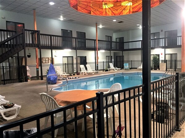 Piscine intérieure, accès possible de 8 h à 22 h, parasols