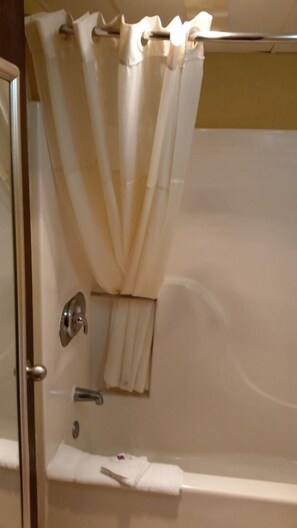 Bathroom shower - Hutchi Bell (Hutchinson)