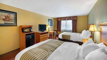 Escritorio, espacio para trabajar con laptop y cortinas blackout