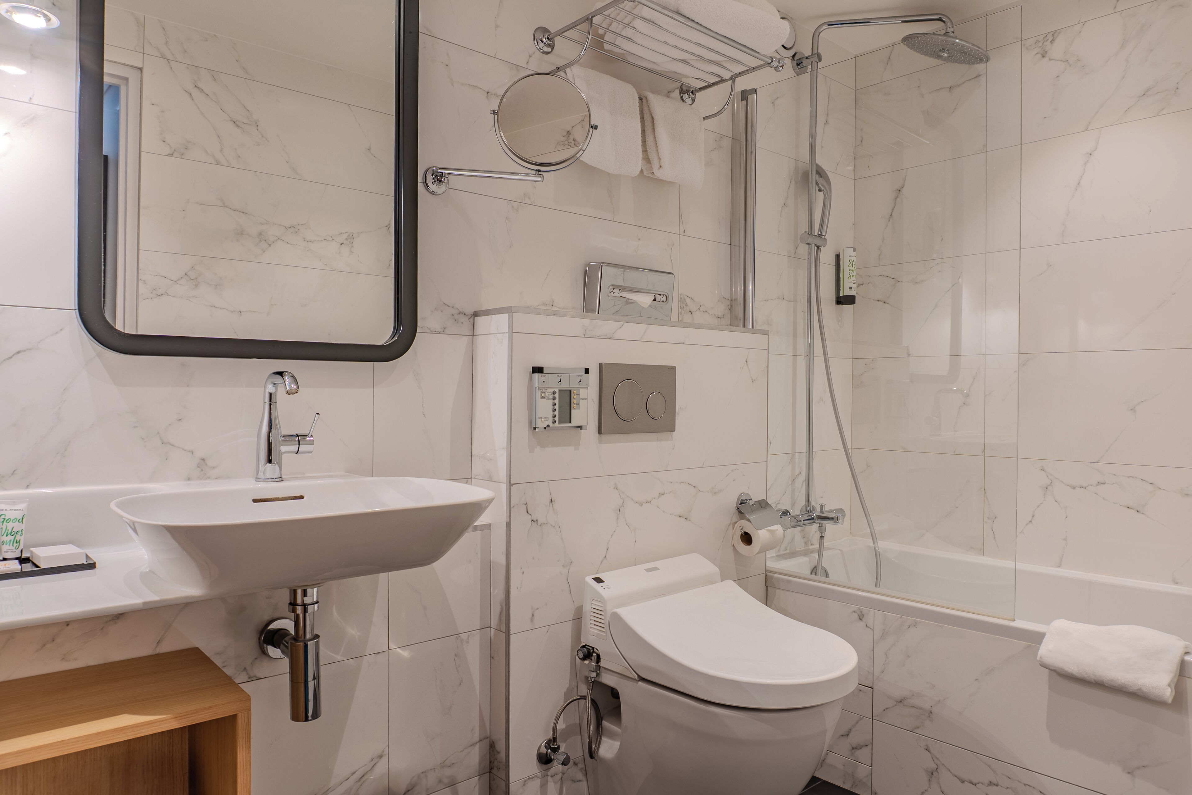 rainfall showerhead, free toiletries, hair dryer, towels