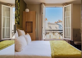 Quarto clássico | Roupas de cama premium, camas com colchões pillow-top, frigobar