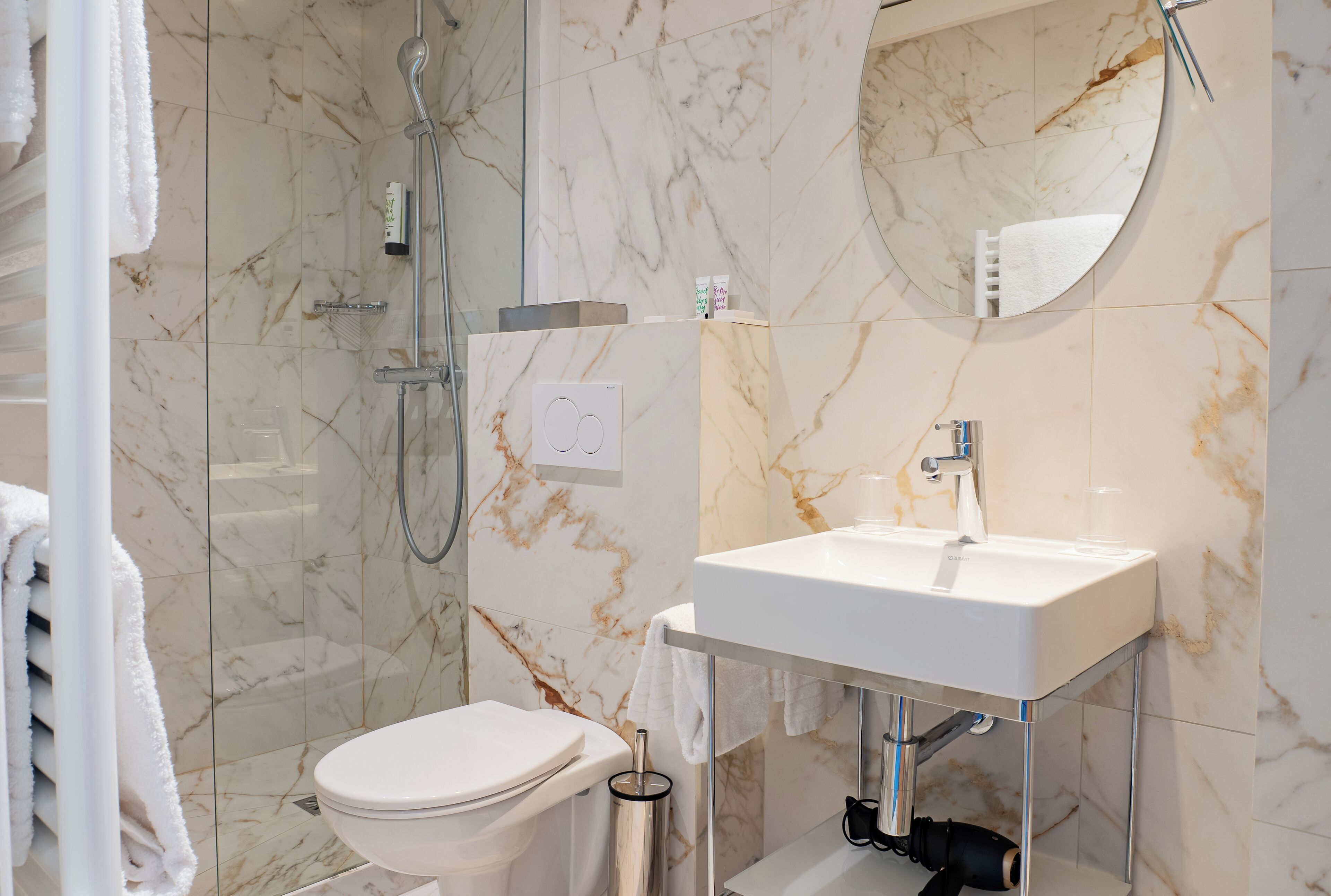 rainfall showerhead, free toiletries, hair dryer, towels