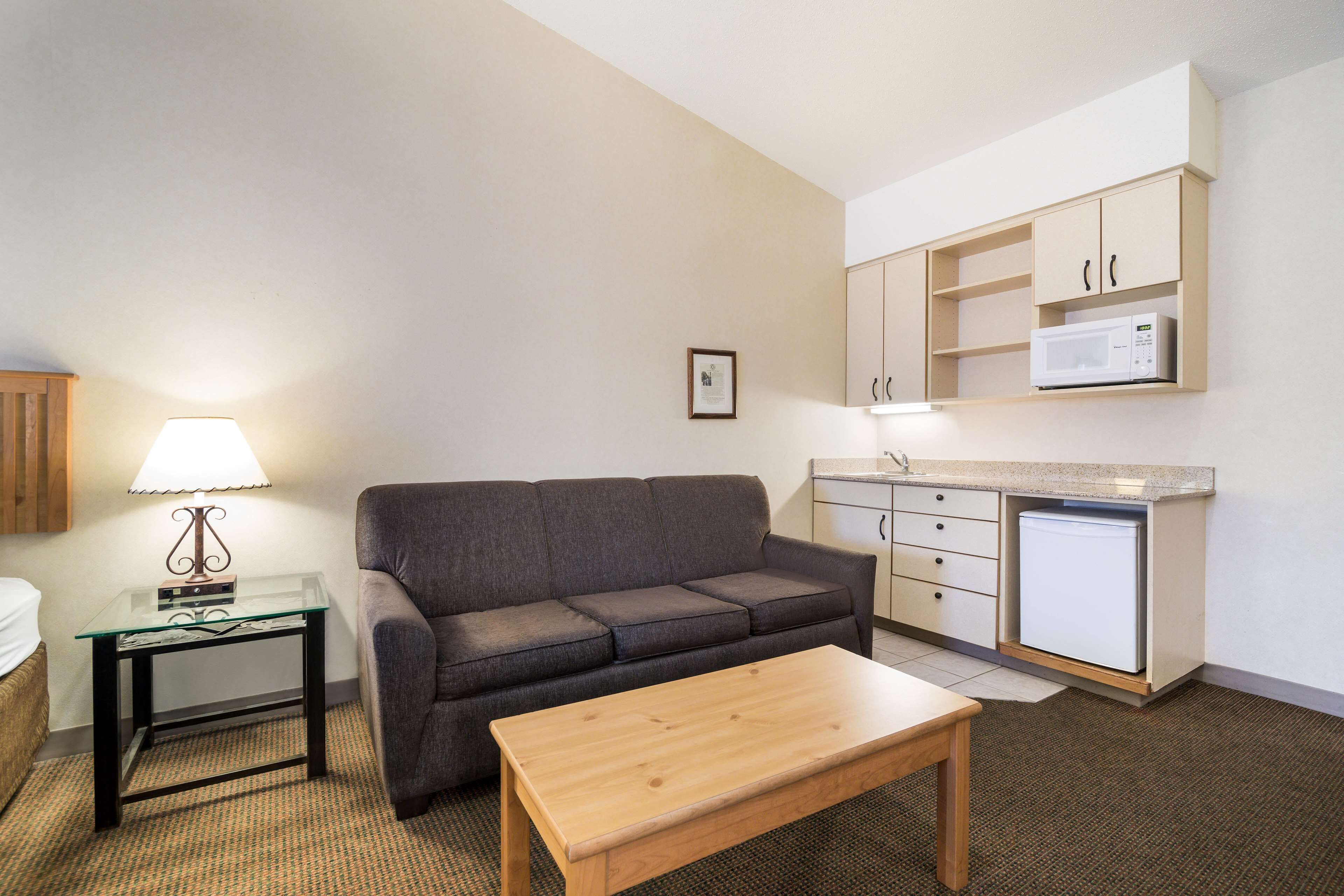 fridge, microwave, coffee/tea maker