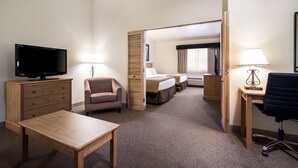 Suite, 2 queensize-senger, tilgjengelighetstilpasset, badekar (with Sofabed) | Safe på rommet, skrivebord, strykejern/-brett og barnesenger (inkludert)
