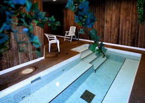 Indoor spa tub