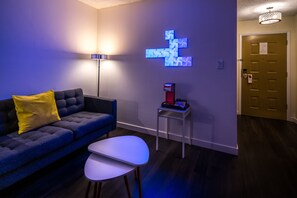 Quarto superluxo, 1 cama King | Área de estar | TV de tela plana 36 polegadas com canais a cabo, TV