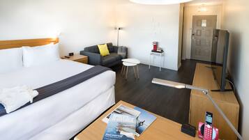 Luxury Room, 1 King Bed | Desk, blackout drapes, soundproofing, iron/ironing board