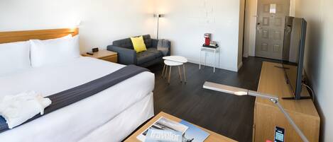 Lyxrum - 1 kingsize-sÀng | Skrivbord, mörklÀggningsgardiner, ljudisolering och strykjÀrn/strykbrÀda