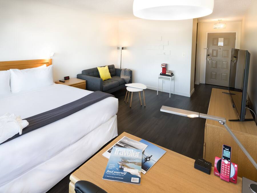 Luxury Room, 1 King Bed | Desk, blackout drapes, soundproofing, iron/ironing board (on request)