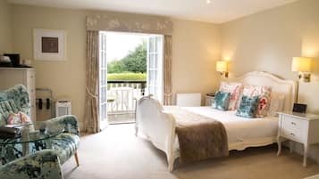 Ropa de cama de alta calidad y caja de seguridad en la habitación