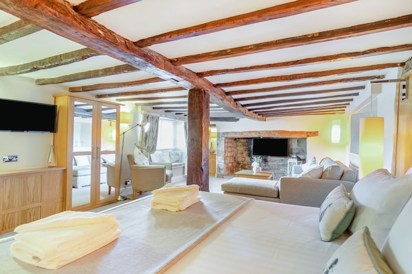 Superior tweepersoonskamer | Luxe beddengoed, een kluis op de kamer, individueel gedecoreerd