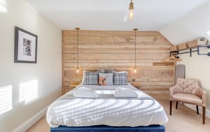 Standaard tweepersoonskamer | Luxe beddengoed, een kluis op de kamer, individueel gedecoreerd