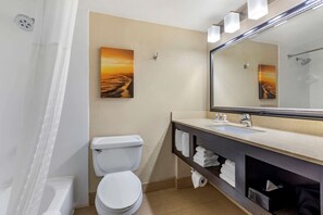 Habitación estándar, 2 camas de matrimonio, no fumadores | Baño | Ducha y bañera combinadas y artículos de higiene personal gratuitos